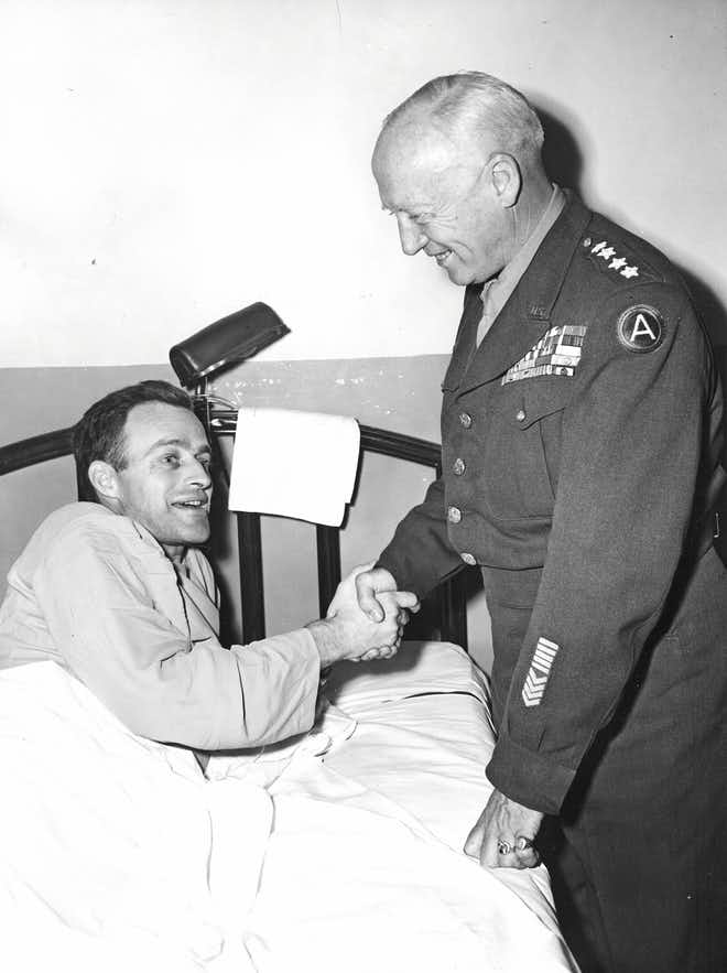 Generaal Patton bezoekt John Waters in hospitaal