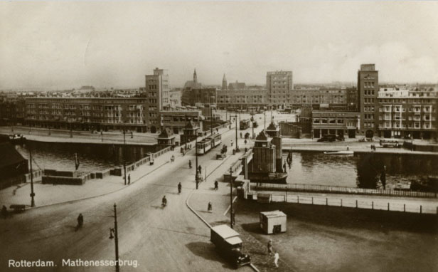Foto: Mathenesserbrug over de Delfhavense Schie. Op de achtergrond het Mathernesserplein waar de chauffeur stopte. (1918-1922 Colectie Stadarchief Rotterdam)